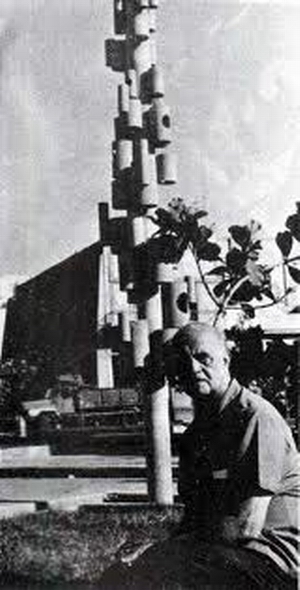 Sandu Darie lângă sculpturile lui totemice “Construciones” situate pe artera centrală în Parcul Cuatro Caminos, 1977.