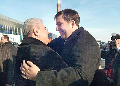 Vremuri bune: Voronin îl întâmpină pe Saakașvili la Chișinău în 2005
