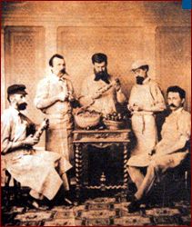 Grigore Capsa (centru) împreuna cu 4 sefi de atelier francezi. (Foto 1872)