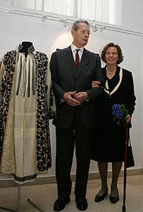 Regele Mihai şi Regina Ana la inaugurarea expoziţiei de arta tradiţională Regina Elena
