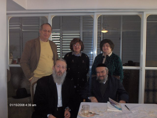 Comentariul la poza al lui Adrian Boldan: de la stanga la dreapta: Vlad Solomon, Adrian Boldan, Hanna Boldan, Rabbi Guttman, rebbetzine Guttman, la rabin acasa. P.S. ora din fotografie e cu 7 ore mai devreme, pentru ca uitasem sa trec ora Israelului :))
