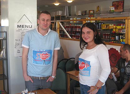Cristina Irimie și Ino Brezeanu strâng semnături la Patiseria Română din Burnt Oak, nordul Londrei