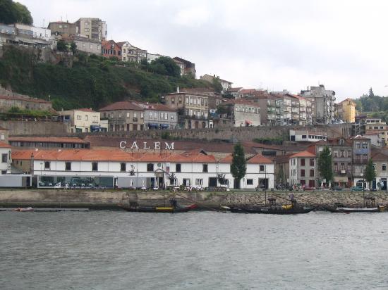 Pivniţele Cálem, pe malul râului Douro