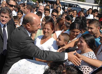 Președintele Băsescu s-a întâlnit cu romi în tabăra Candoni, lângă Roma