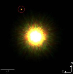 Obiectul încercuit poate fi prima exoplanetă detectată în mod direct de către un telescop. Se află la 45 miliarde de km depărtare de steaua din centrul imaginii. Credit: Gemini Observatory