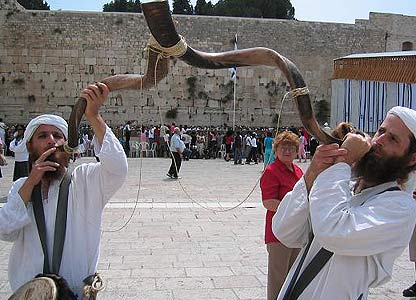 Evreii sună din șofar la Zidul de Apus al Templului de la Ierusalim