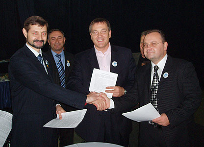 Ion Popescu (primul din stânga) cooperează cu rușii și ungurii din Ucraina