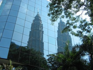 Kuala Lumpur. Turnurile Petronas reflectate intr-un zgarie nori