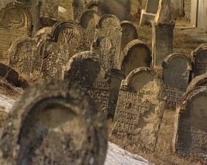 Morminte vechi in cimitirul evreiesc din Alba Iulia