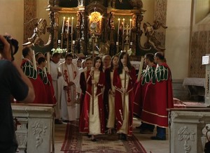 Armence din Gherla îmbrăcate în rochii tradiţionale, în catedrala Sfânta Treime