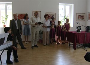 Versinajul expoziţiei "Ofrandă spiritualităţii armene" cuprinzând lucrări de Azaduhi Varduca Horenian