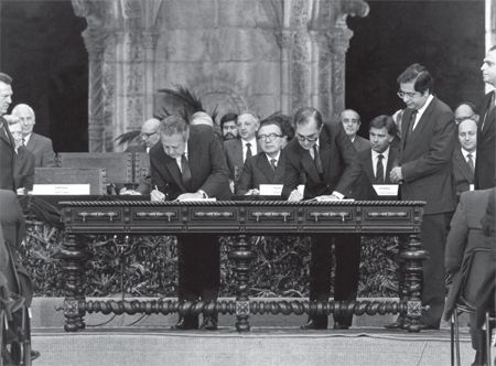 Mário Soares (în stânga) semnează Tratatul de aderare al Portugaliei la CEE