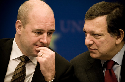 Reinfeldt, ministru de stat intr-una din tarile UE (aflata acum la presedentia Consiliului Comisiei Europene) si Barroso, presedintele Comisiei Europene. Se discuta oare excluderea Suediei!?