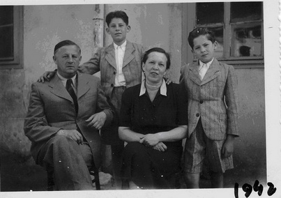 Familia Nussbaum, deportată la Auschwitz in 1944. A supravieţuit numai Vasile