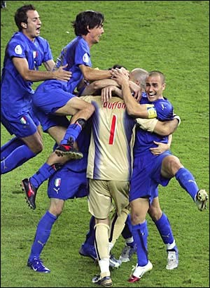 poza de pe: http://sportsillustrated.cnn.com/2006/soccer/specials/world_cup/2006/07/09/italy.france.final.ap/index.html