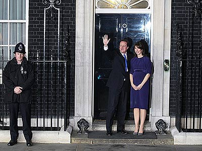 David și Samantha Cameron la numărul 10, Downing Street - reședința prim-ministerială