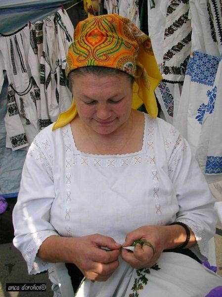 Pastratoare de traditii populare, din Bucovina.