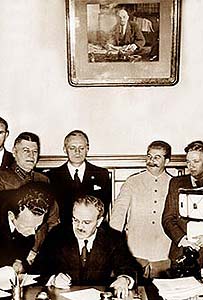 Stalin jubilează la semnarea pactului pe 23 august 1939
