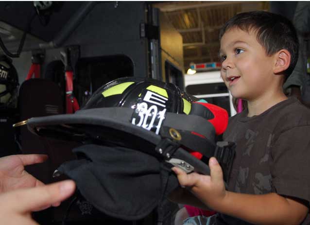 Marcus (5 ani) in masina de pompieri