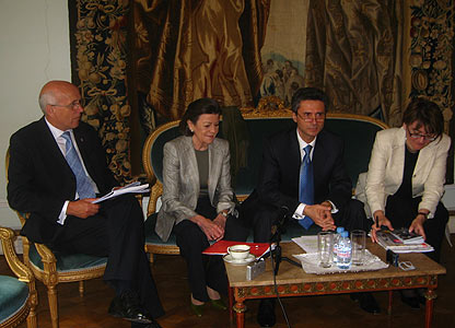 De la stânga la dreapta: Brian Davies, Marina Sturdza (jurnalistă), Ion Jinga, Gabriela Massaci (directoarea Institutului Cultural Român Londra)