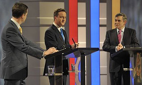 Nick Clegg (stânga) a câștigat dezbaterea cu David Cameron (centru) și Gordon Brown
