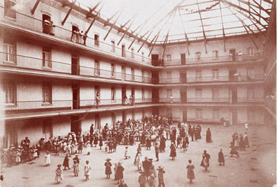 Rassemblement des écoliers dans la cour du pavillon central – Photographie anonyme, 1890 (coll. Familistère de Guise).